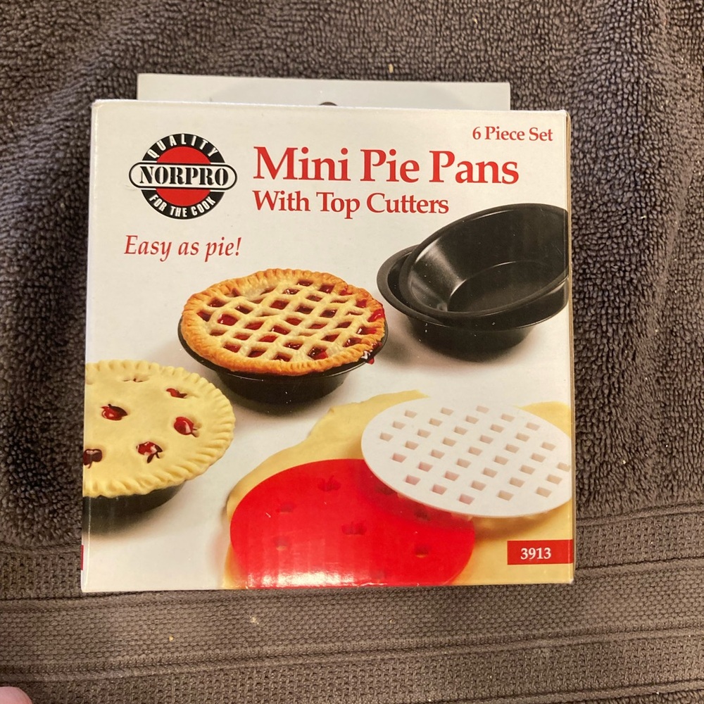 NORPRO Mini Pie Pans with Top Cutters - Black & White